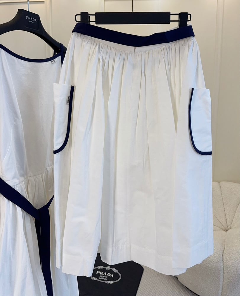 تنورة برادا الأنيقة (Prada White & Navy Skirt)
