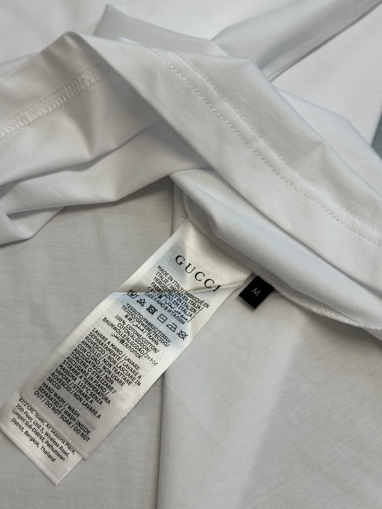 تيشرت غوتشي الكلاسيكي بشعار العلامة والشريط (Gucci Logo & Stripe T-Shirt)
