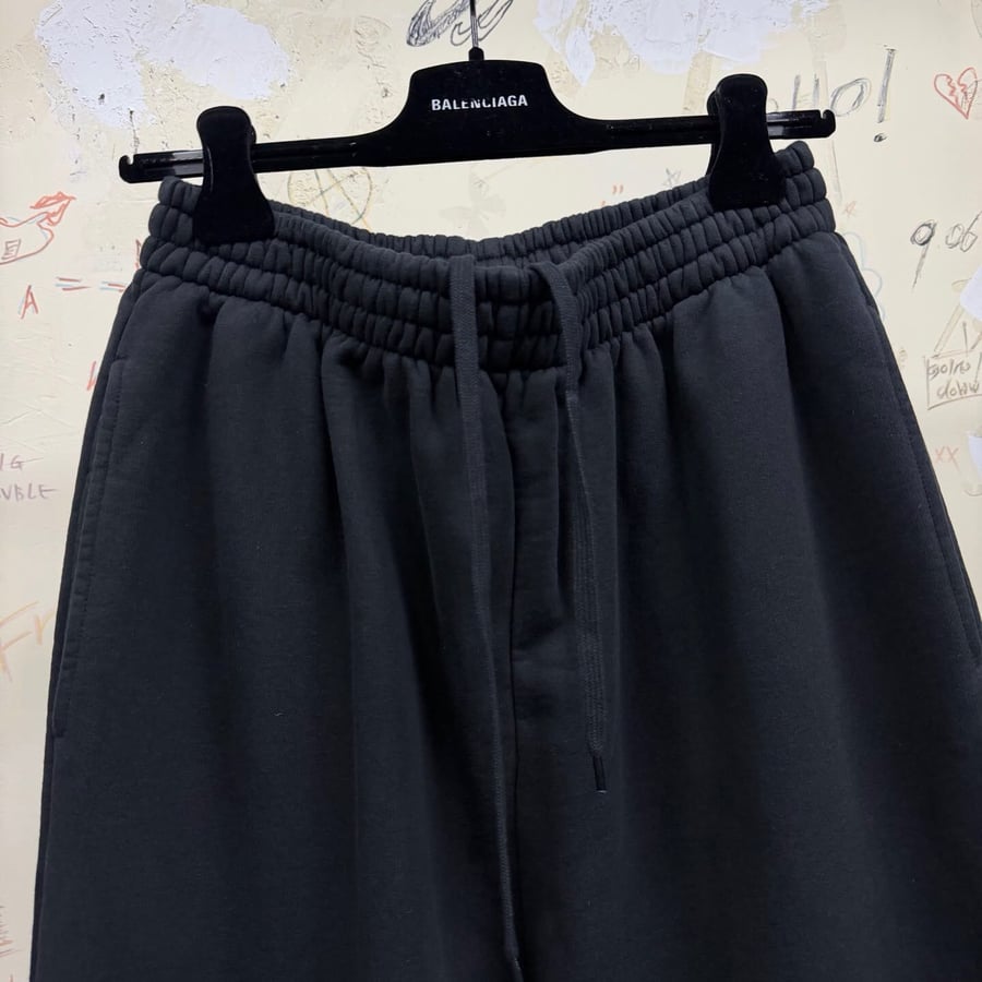 بنطال رياضي "بالنسياغا" (Balenciaga) الفاخر