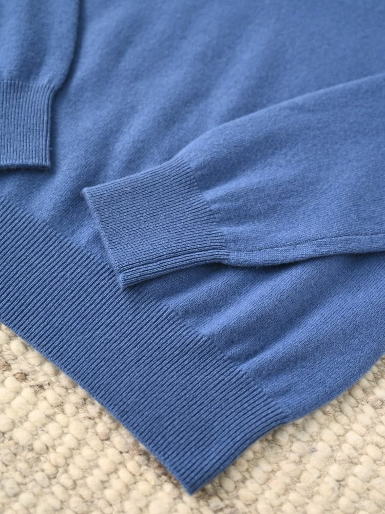 سويتر لورو بيانا الكشمير الفاخر بياقة عالية (Loro Piana Cashmere Turtleneck Sweater)