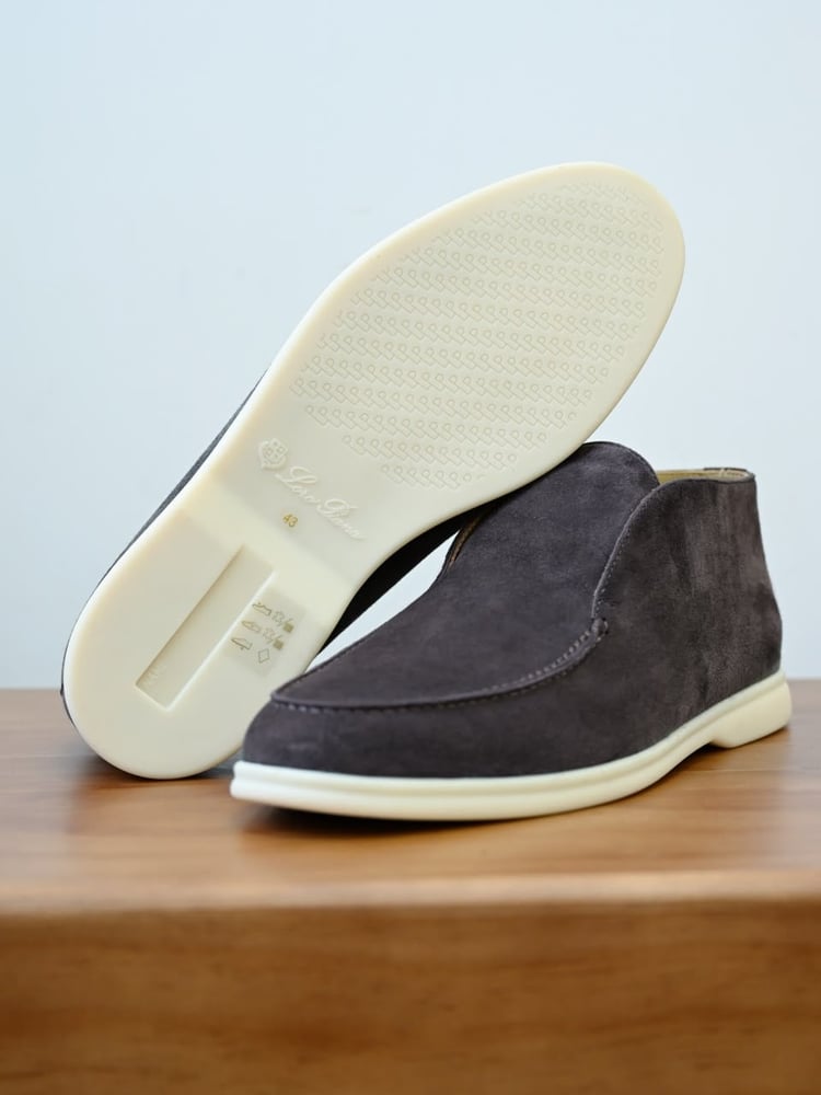 حذاء لورو بيانا الرجالي الشمواه الأيقوني (Loro Piana Open Walk Suede Shoes)
