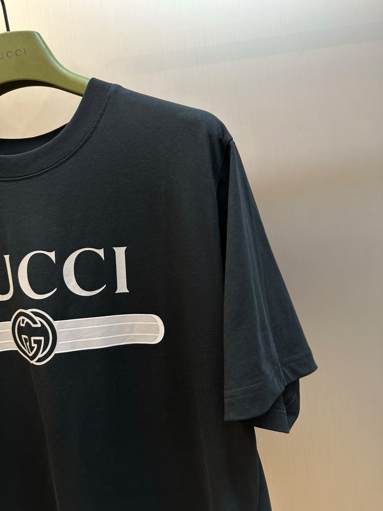 تيشرت غوتشي الكلاسيكي بشعار العلامة والشريط (Gucci Logo & Stripe T-Shirt)