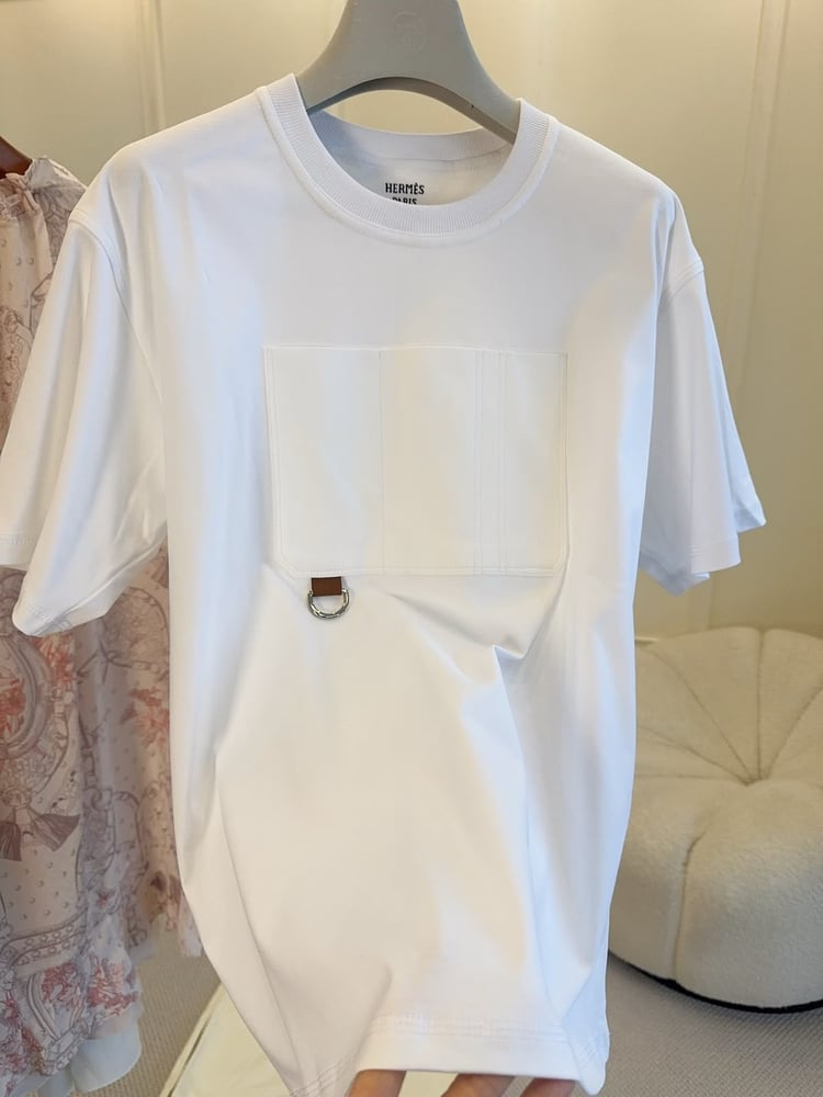 تيشيرت هيرميس الأبيض بجيّب وتفاصيل معدنية (Hermès Pocket T-Shirt)