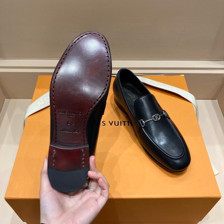 حذاء لوفر (Major Loafer) رسمي فاخر من لويس فيتون (Louis Vuitton) من الجلد الطبيعي باللون الأسود الملكي.