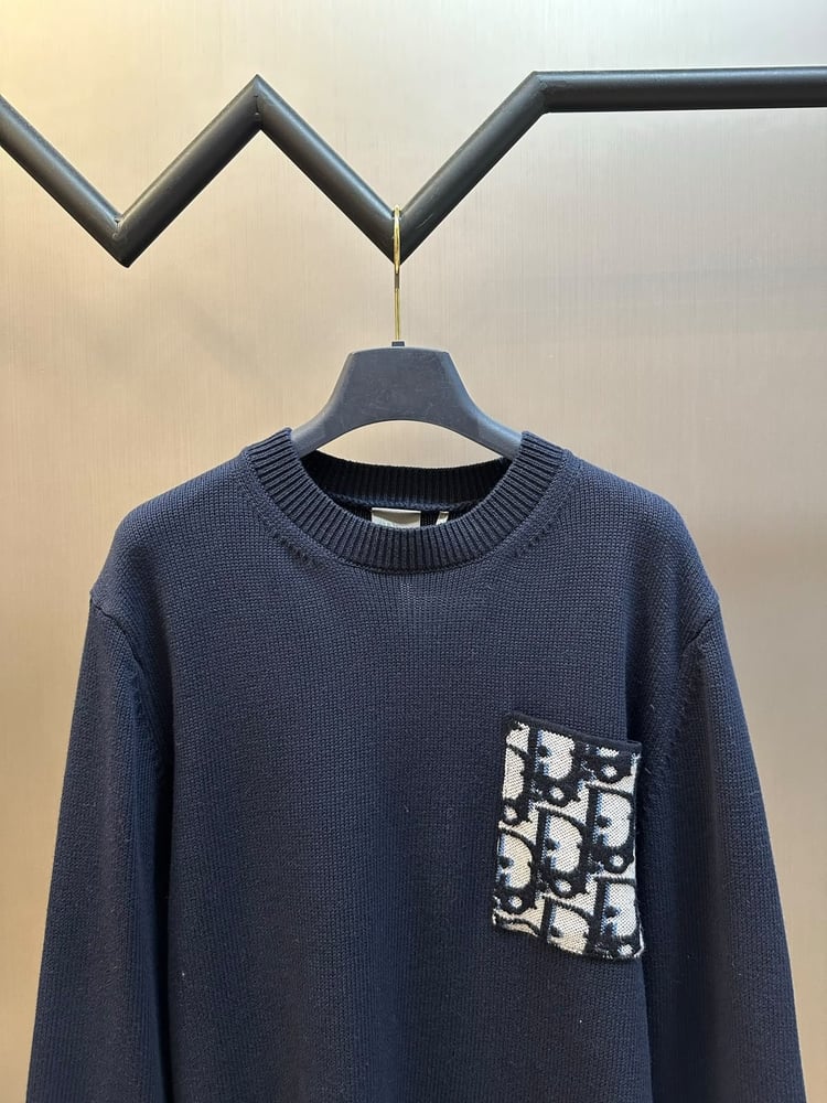 سويت شيرت تريكو رجالي فاخر بتفاصيل أوبليك من كريستيان ديور (Christian Dior)