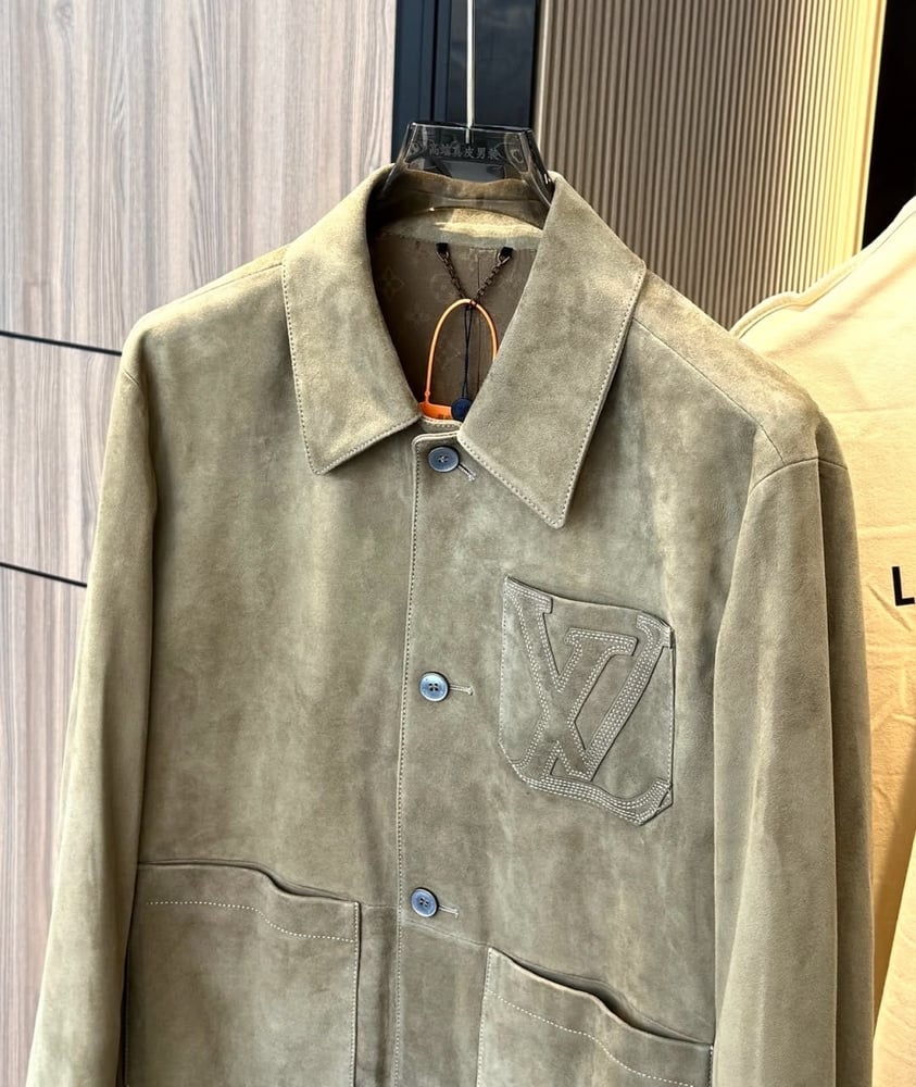 جاكيت لويس فيتون الشمواه بشعار الحرفين (Louis Vuitton Suede LV Pocket Jacket)