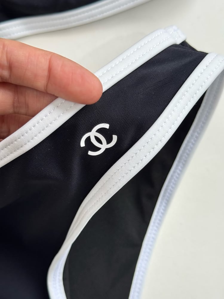 ملابس سباحة / بيكيني "شانيل" (Chanel) الفاخر