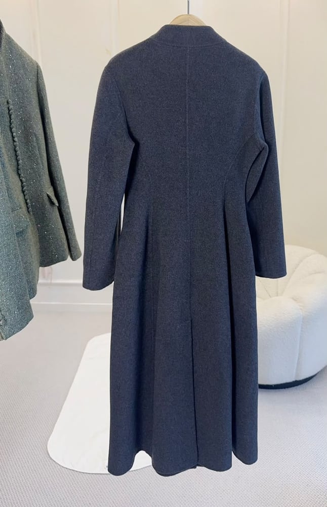 معطف ديور النسائي الطويل الفاخر من الصوف بتصميم مزدوج الصدر (Dior Long Wool Double-Breasted Coat)
