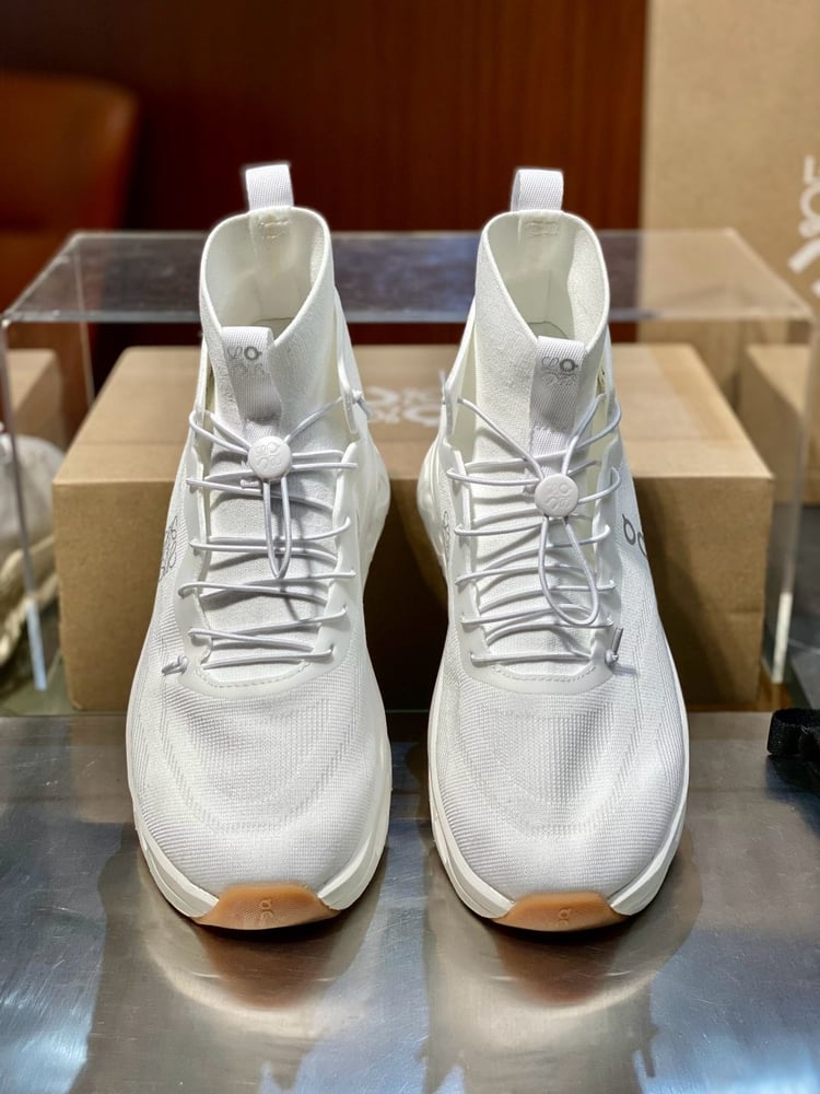 حذاء رياضي عالي / بوت كاجوال رجالي تعاوني فاخر (Loewe x On Running) باللون الأبيض النقي