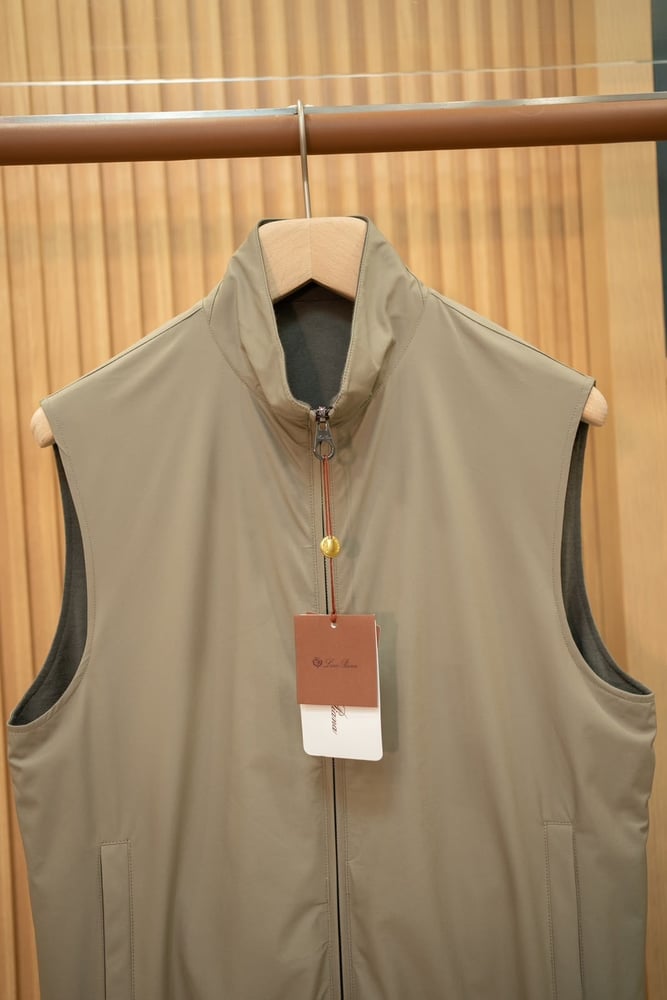 جاكيت "بومبر" الفاخر ثنائي الوجه من لورو بيانا (Loro Piana Reversible Bomber Vest)