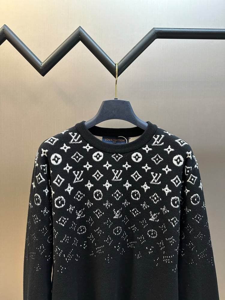سترة لويس فيتون المتدرجة بشعار المونوجرام (Louis Vuitton Monogram Fade Knit Sweater)