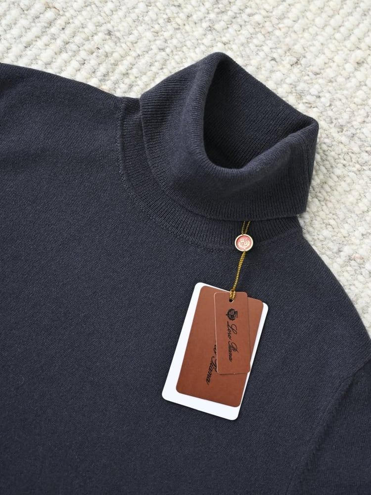 سويتر لورو بيانا الكشمير الفاخر بياقة عالية (Loro Piana Cashmere Turtleneck Sweater)