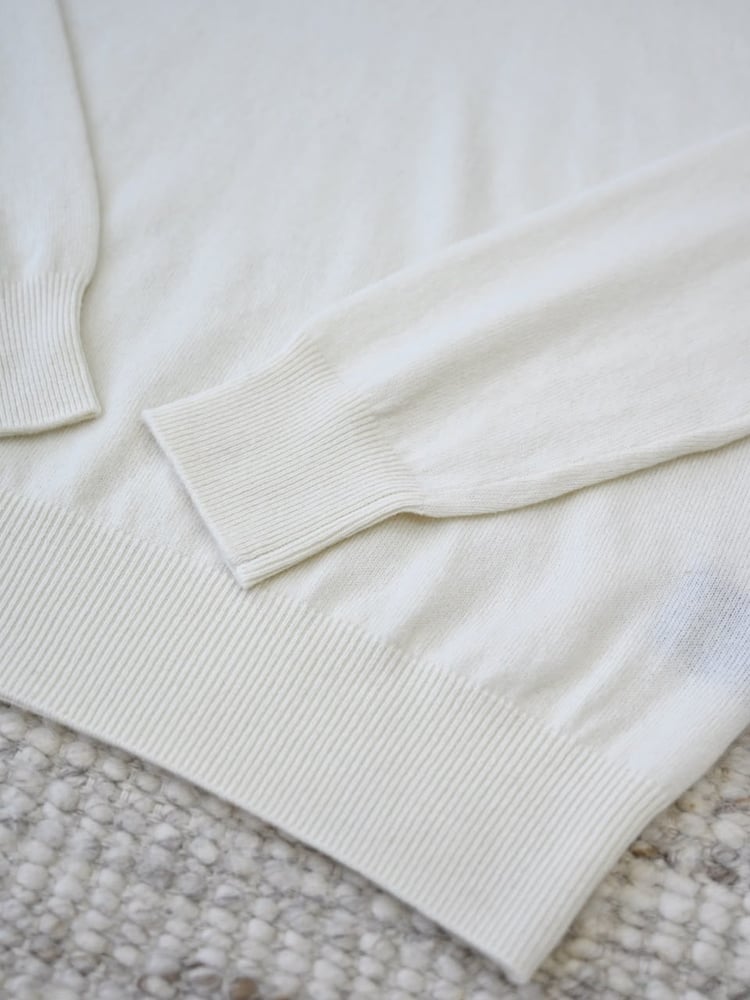 سويتر لورو بيانا الكشمير الفاخر بياقة عالية (Loro Piana Cashmere Turtleneck Sweater)