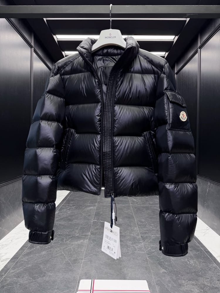 جاكيت مونكلر النسائي الأسود اللامع المبطن بالريش الفاخر (Moncler Glossy Puffer Down Jacket - Black)
