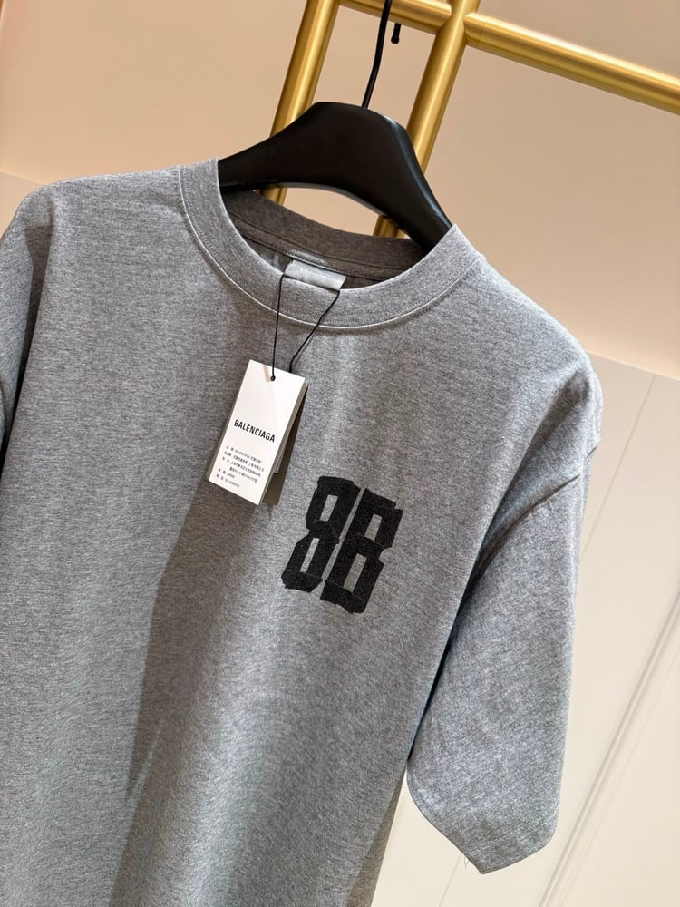 تيشرت "بالنسياغا" (Balenciaga) الرجالي الرمادي بتصميم الشعار البارز (Gaffer Tape Logo)