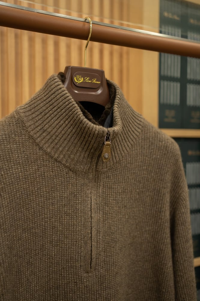 سويتشيرت صوف كشمير فاخر بنصف سحاب من لورو بيانا (Loro Piana Cashmere Half-Zip Sweater)