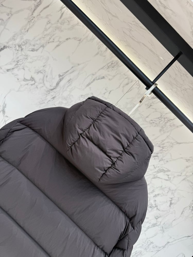 جاكيت / معطف منفوخ رجالي فاخر بقبعة من "مونكلير" (Moncler x Roc Nation) باللون الأسود المات
