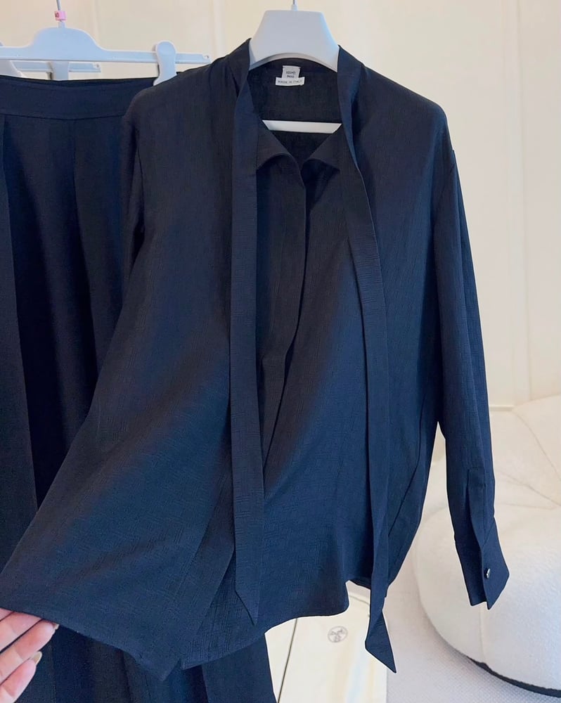 طقم "هيرميس" (Hermès) النسائي الراقي من القميص والبنطلون الأنيق
