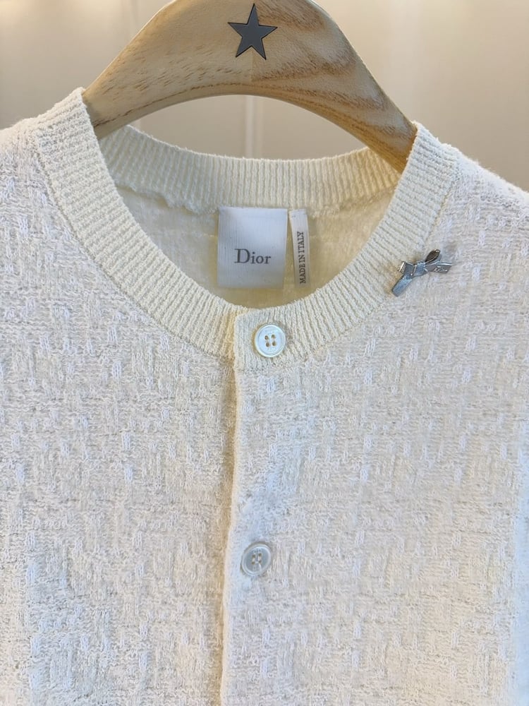 كارديجان "ديور" (Dior) النسائي المحبوك باللون الأبيض المزین بالبروش الأنيق