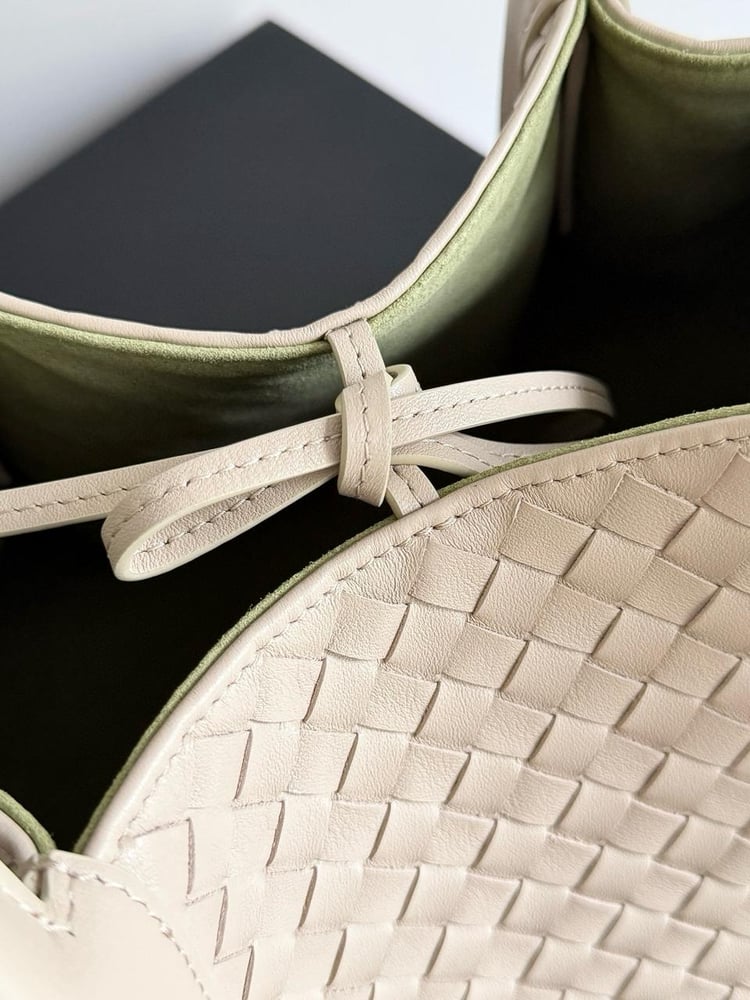 حقيبة "بوتيغا فينيتا" (Bottega Veneta)