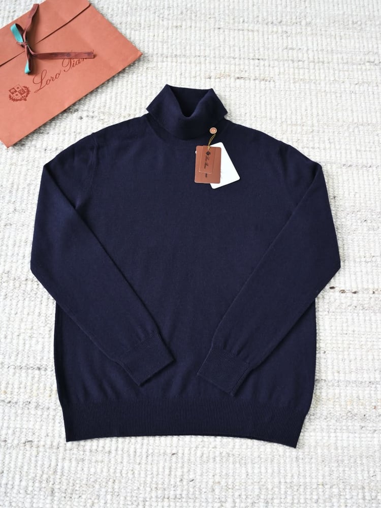 سويتر لورو بيانا الكشمير الفاخر بياقة عالية (Loro Piana Cashmere Turtleneck Sweater)
