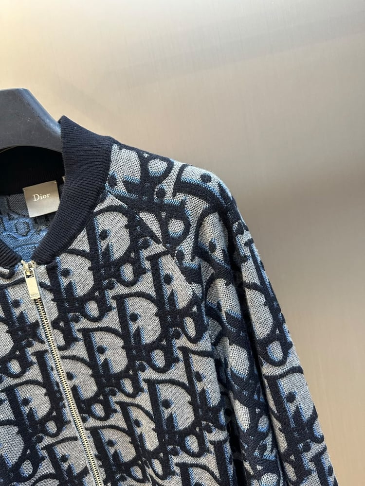 جاكيت تريكو رجالي فاخر بسحاب ونقشة أوبليك من كريستيان ديور (Christian Dior)