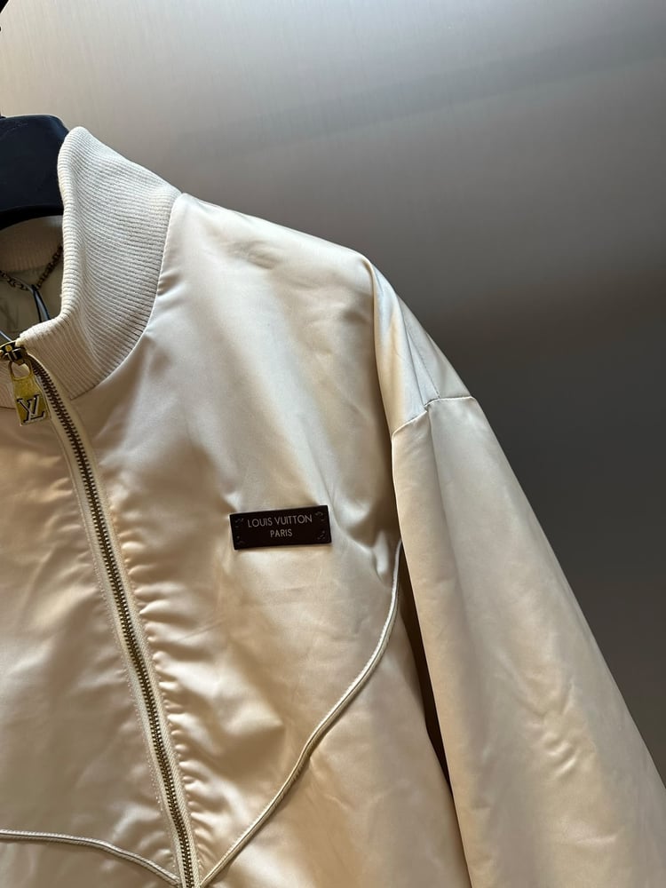 جاكيت لويس فيتون الساتان الفاخر (Louis Vuitton Satin Bomber Jacket)