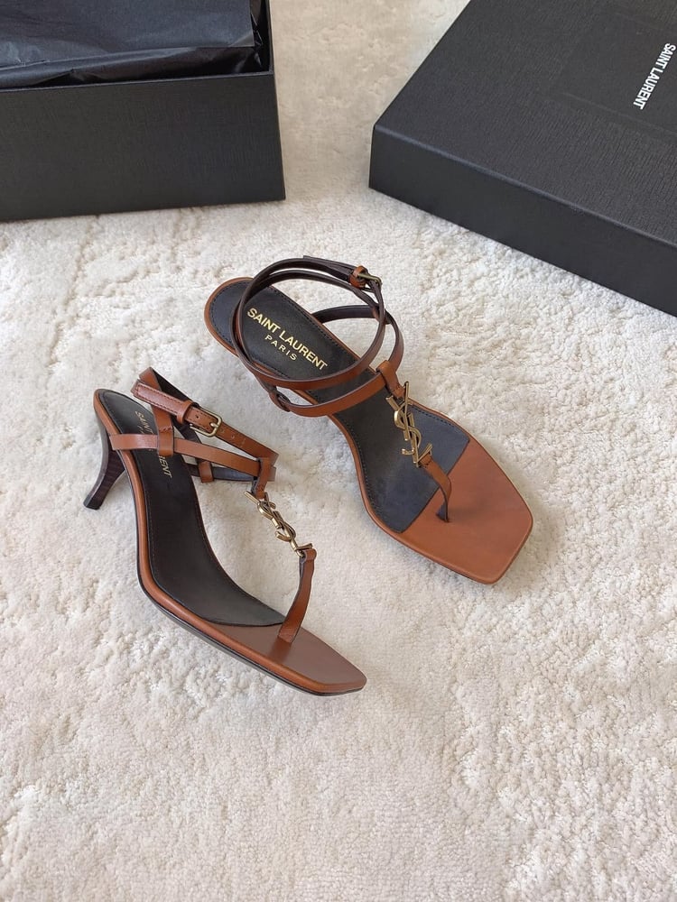 صندل "سان لوران" المزين بشعار YSL (Saint Laurent YSL Logo Thong Sandals)