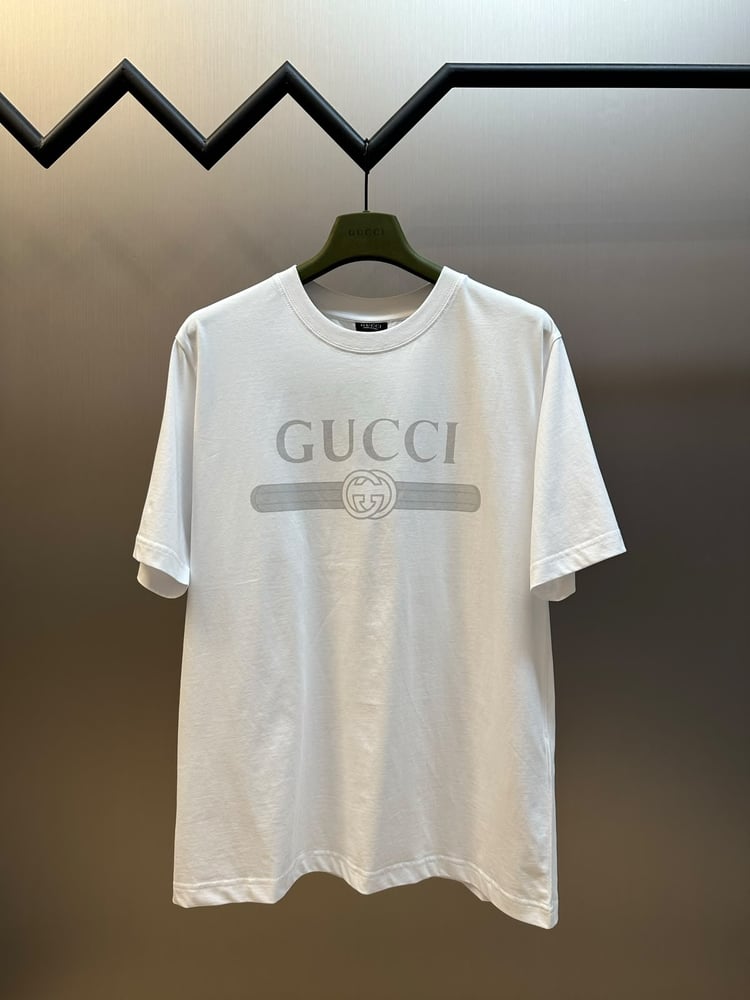 تيشرت غوتشي الكلاسيكي بشعار العلامة والشريط (Gucci Logo & Stripe T-Shirt)