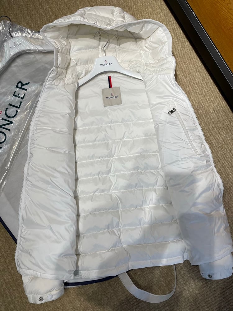 جاكيت / معطف منفوخ رجالي فاخر بقبعة من "مونكلير" (Moncler) باللون الأبيض النقي