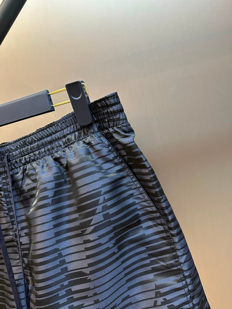 شورت سباحة فاخر للرجال من لوي فيتون (Louis Vuitton Swim Shorts)