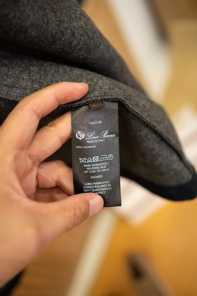 طقم فاخر من لورو بيانا (Loro Piana) - سترة خفيفة (Overshirt) مع بنطال متناسق