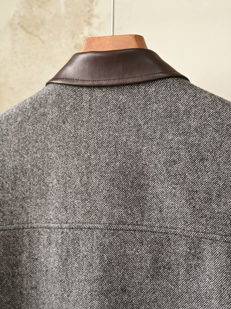 جاكيت برونيلو كوتشينيلي الرجالي الفاخر من الصوف بياقة جلدية (Brunello Cucinelli Wool Field Jacket with Leather Collar)