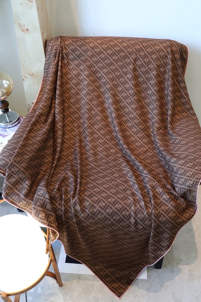 شال فندي النسائي الفاخر بنقشة شعار FF الأيقوني (Fendi FF Monogram Jacquard Shawl)