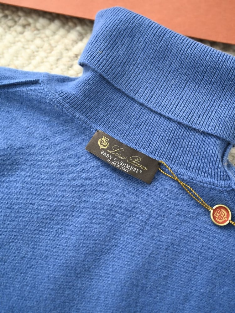 سويتر لورو بيانا الكشمير الفاخر بياقة عالية (Loro Piana Cashmere Turtleneck Sweater)