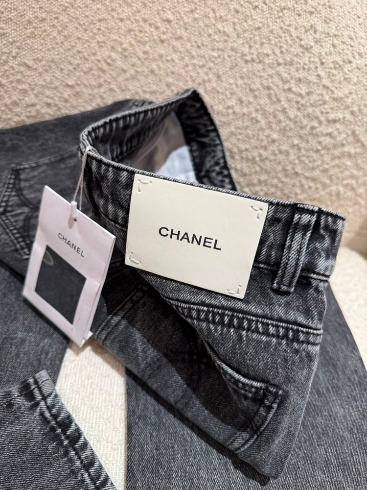 بنطلون جينز نسائي فاخر من "شانيل" (Chanel) باللون الأسود المغسول (Washed Black)