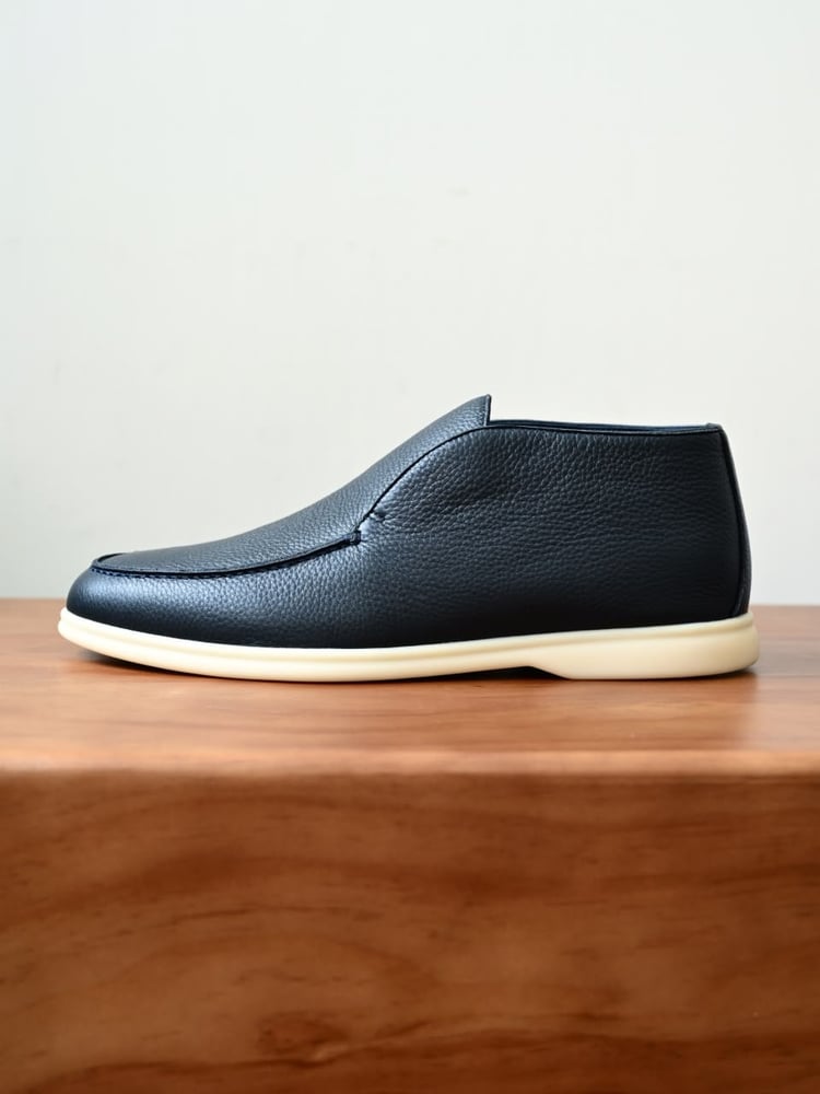 حذاء لورو بيانا الرجالي المصنوع من الجلود الحبيبية الفاخرة (Loro Piana Open Walk Grained Leather Shoes)
