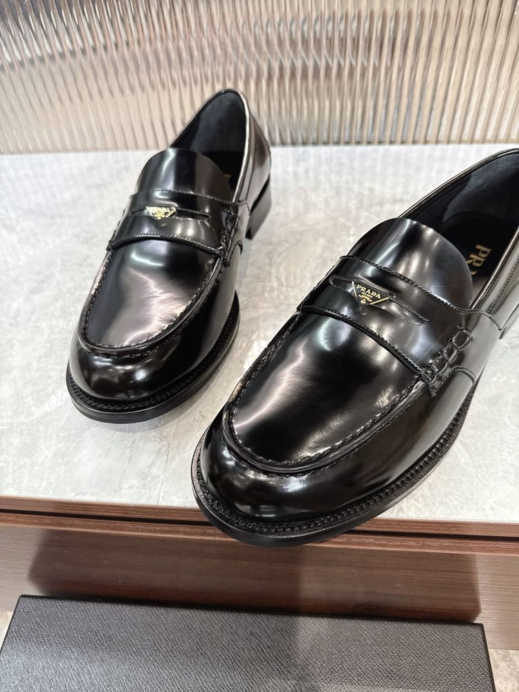 حذاء لوفرز رجالي أسود لامع من برادا (Prada)