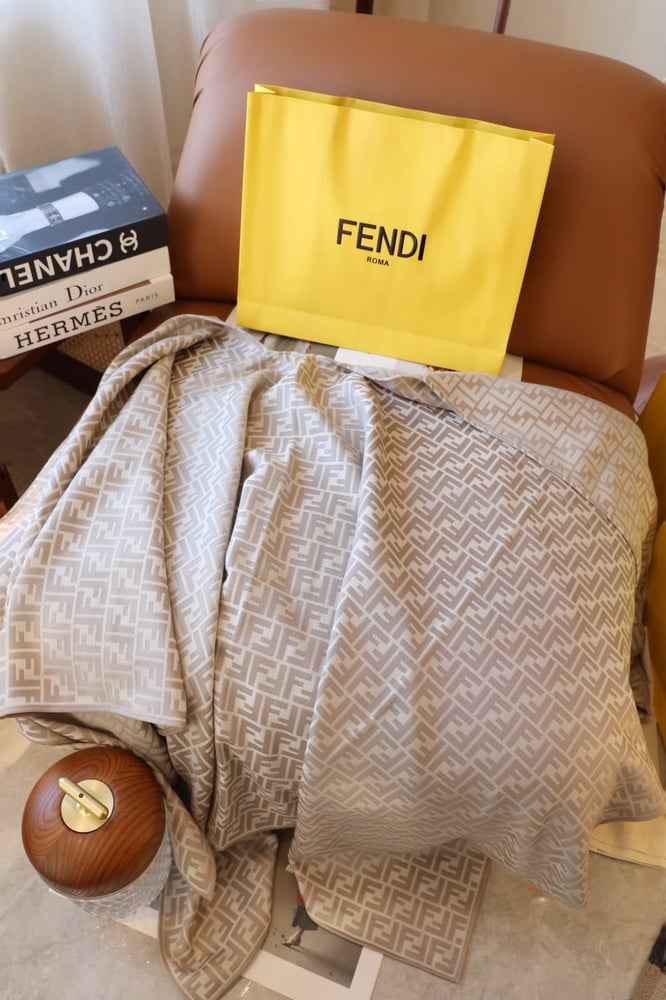 شال / بونشو فندي النسائي بنقشة شعار FF الأيقوني (Fendi FF Monogram Wool & Silk Poncho / Shawl)