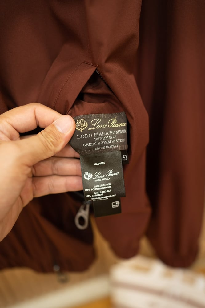 جاكيت "بومبر" الفاخر ثنائي الوجه بقبعة من لورو بيانا (Loro Piana Reversible Hooded Bomber Jacket)