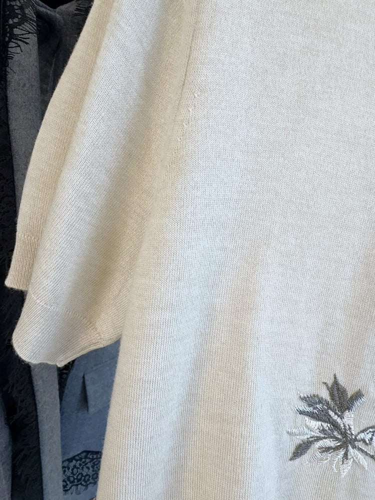بلوزة "ديور" (Dior) المحبوكة بيج