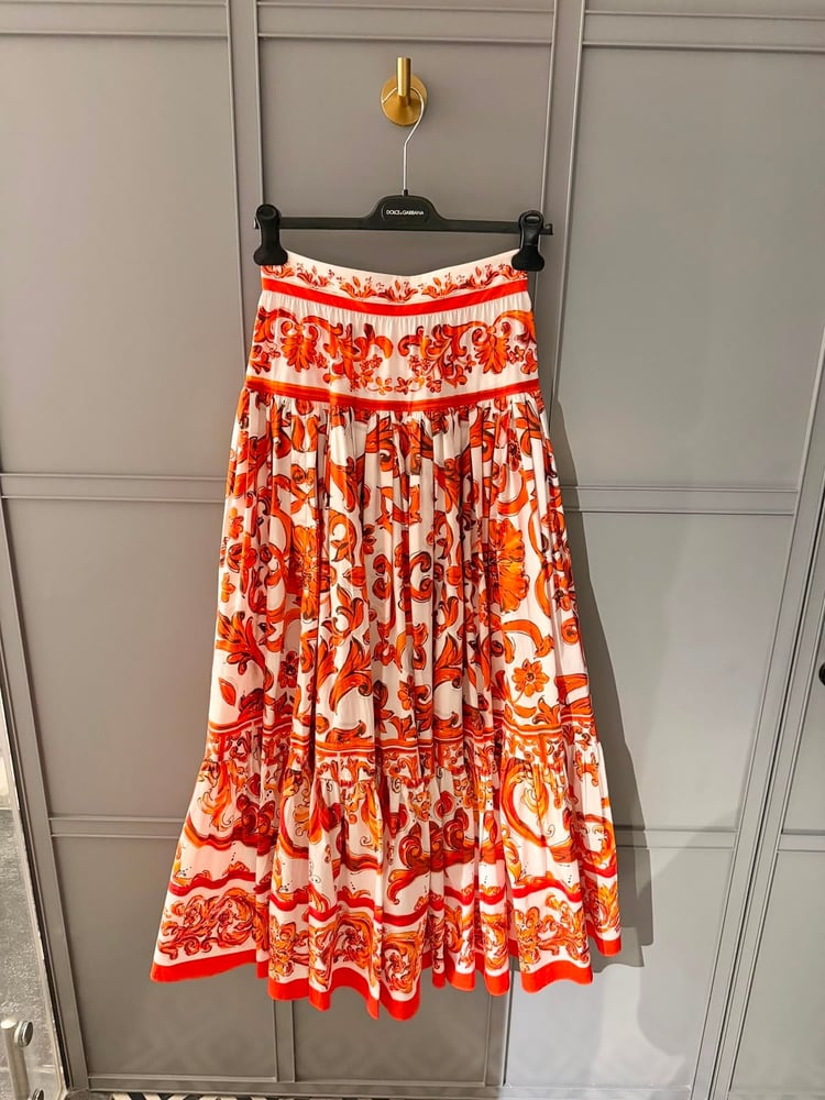 تنورة دولتشي آند غابانا (Dolce & Gabbana) الطويلة الفاخرة بنقوش المايوليكا البرتقالية