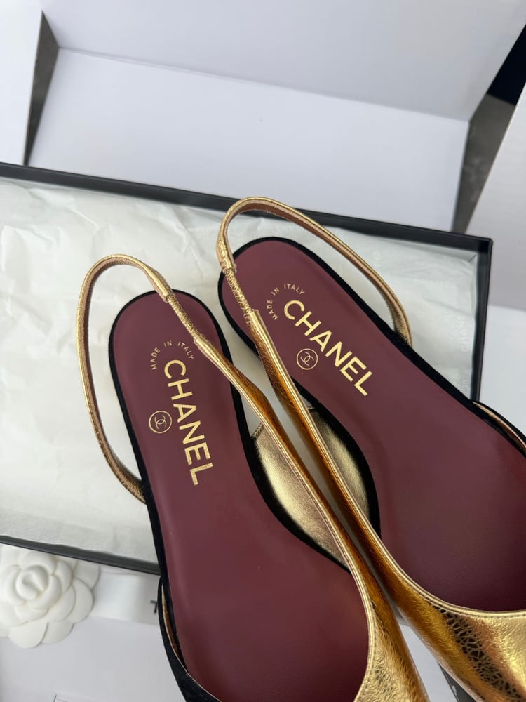 حذاء باليرينا "سلينج باك" بمقدمة مربعة وشعار CC من شانيل (Chanel)