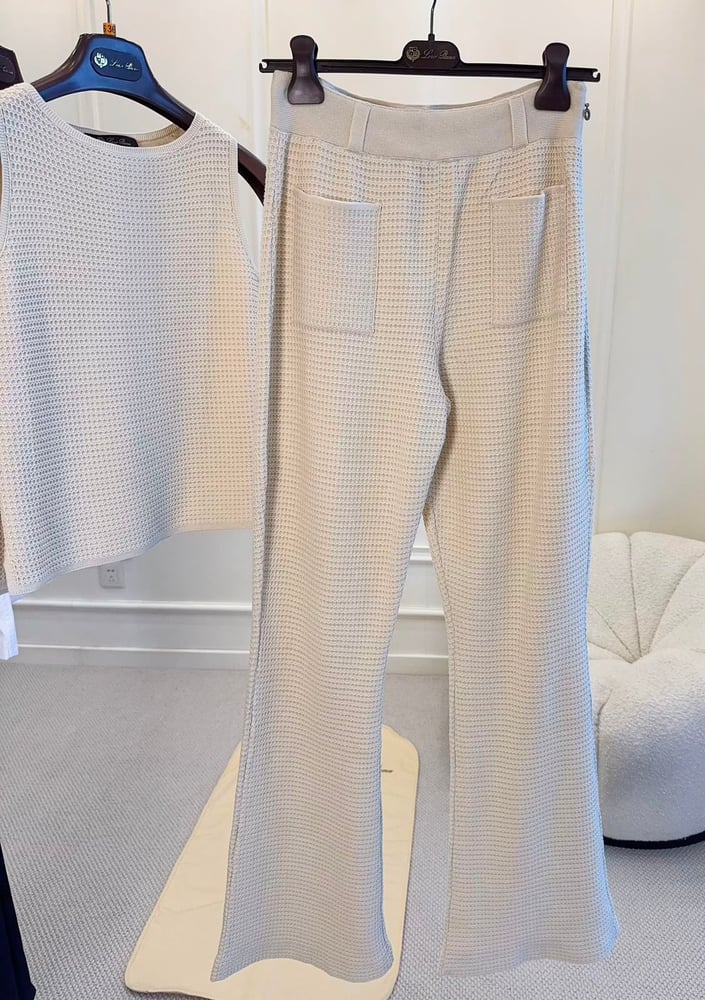 بنطال "لورو بيانا" المحبوك بنسيج الوافل الفاخر (Loro Piana Waffle-Knit Trousers)