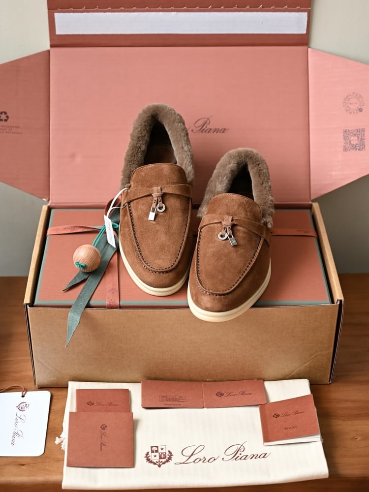 حذاء لورو بيانا النسائي الشمواه المبطن بالفرو مع تفاصيل القفل (Loro Piana Suede Fur-Lined Mules with Lock Charm)