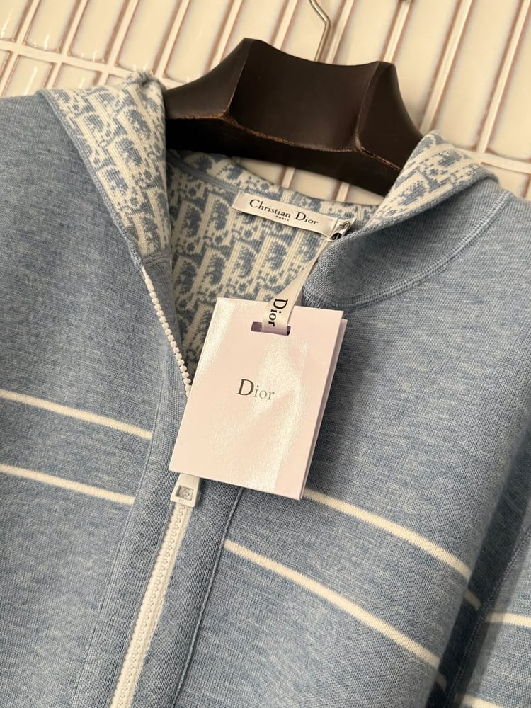 هودي ديور النسائي المعاكس بلونه الأزرق السماوي وتوقيع الدار (Dior Reversible Oblique Cashmere Hoodie - Sky Blue)