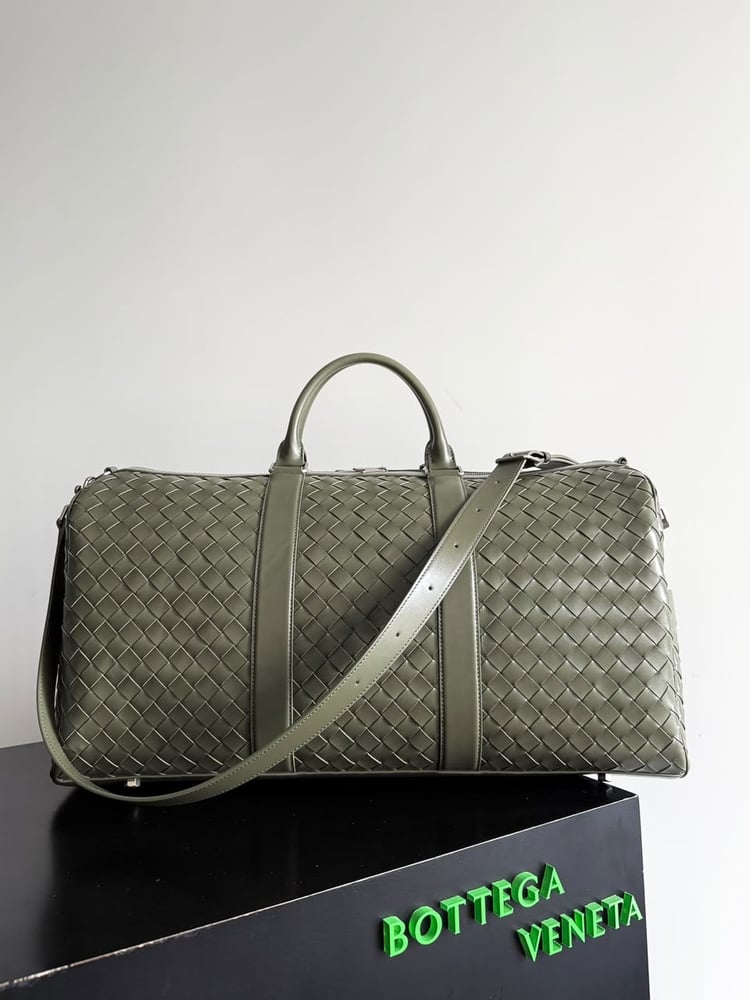حقيبة سفر جلدية فاخرة بتصميم مجدول من بوتيغا فينيتا (Bottega Veneta)