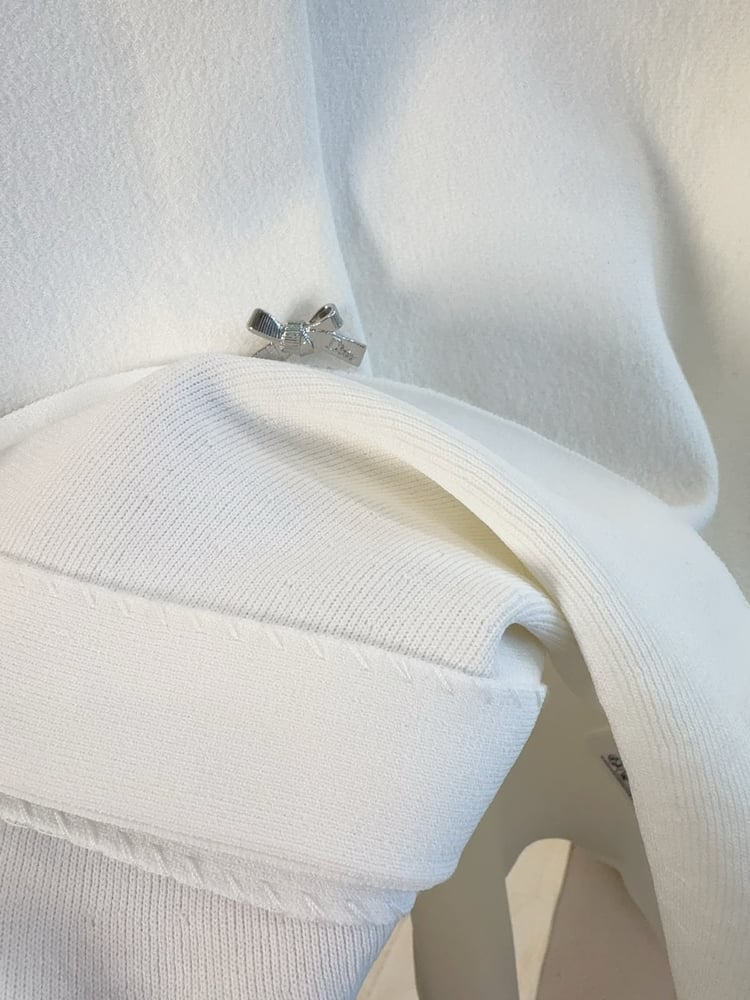 بلوزة ديور النسائية الأنيقة بأزرار الفيونكة وتصميم بيبلوم (Dior Bow-Button Peplum Knit Top)
