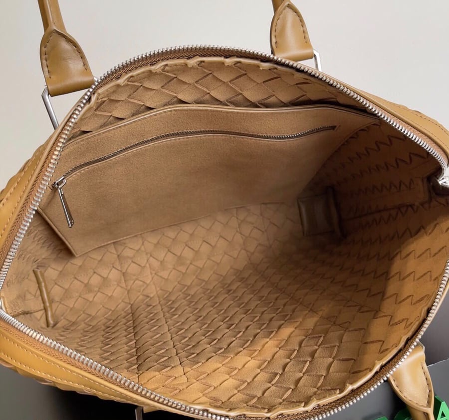 حقيبة يد جلدية فاخرة بتصميم مجدول من بوتيغا فينيتا (Bottega Veneta)