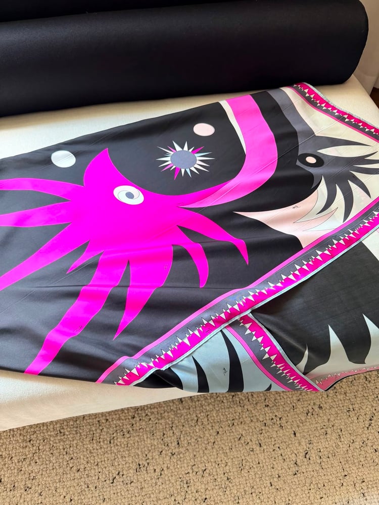 تنورة "بويتشي" الحريرية بنقشة النجوم الفنية (Pucci Silk Star Print Midi Skirt)